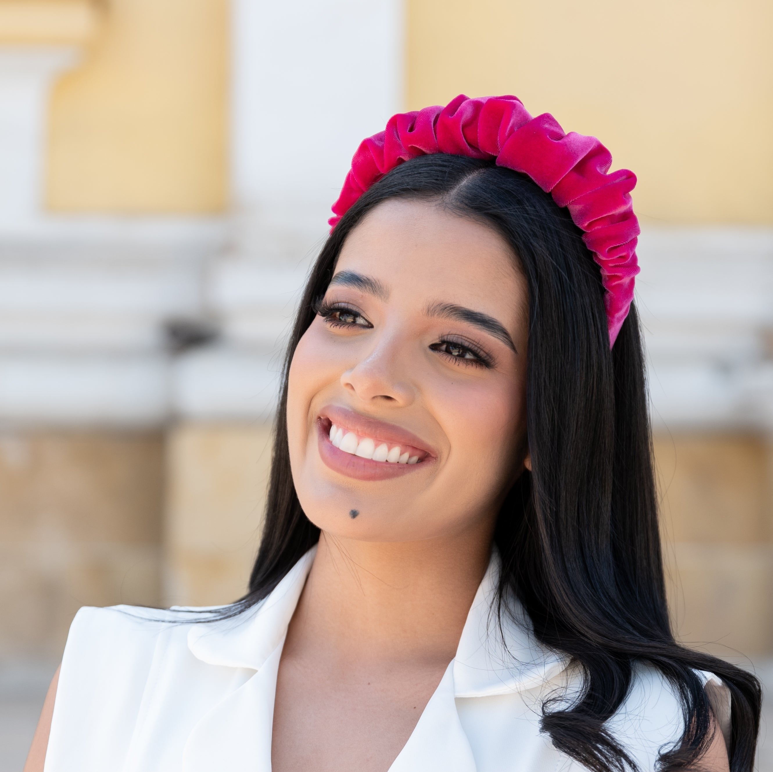 Diadema elegante y sofisticada de la colección de accesorios para el cabello Ghazal en Colombia, diseñada para destacar tu estilo en cualquier momento