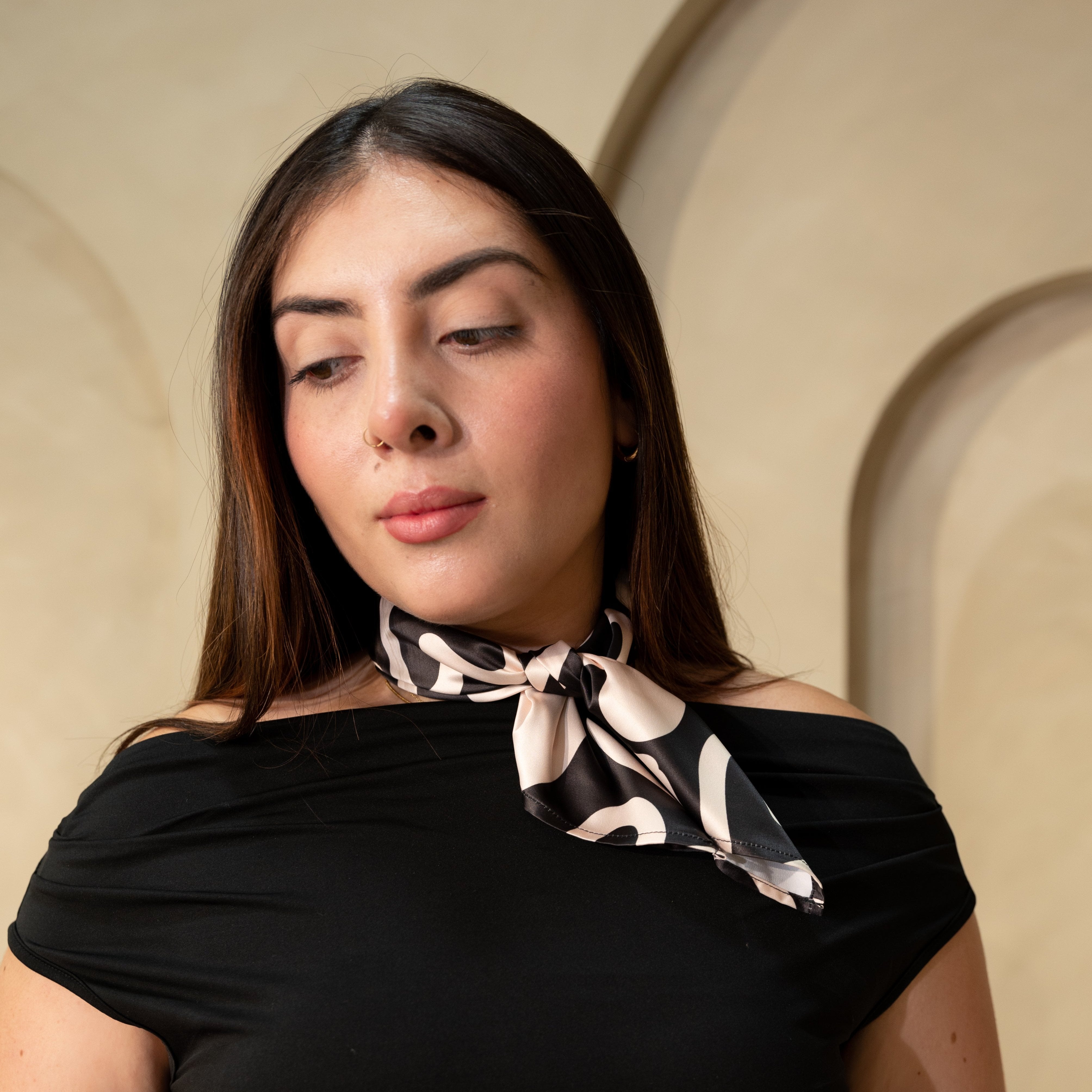 Pañuelo pequeño con diseño de corazones, un accesorio delicado y elegante de Ghazal Colombia