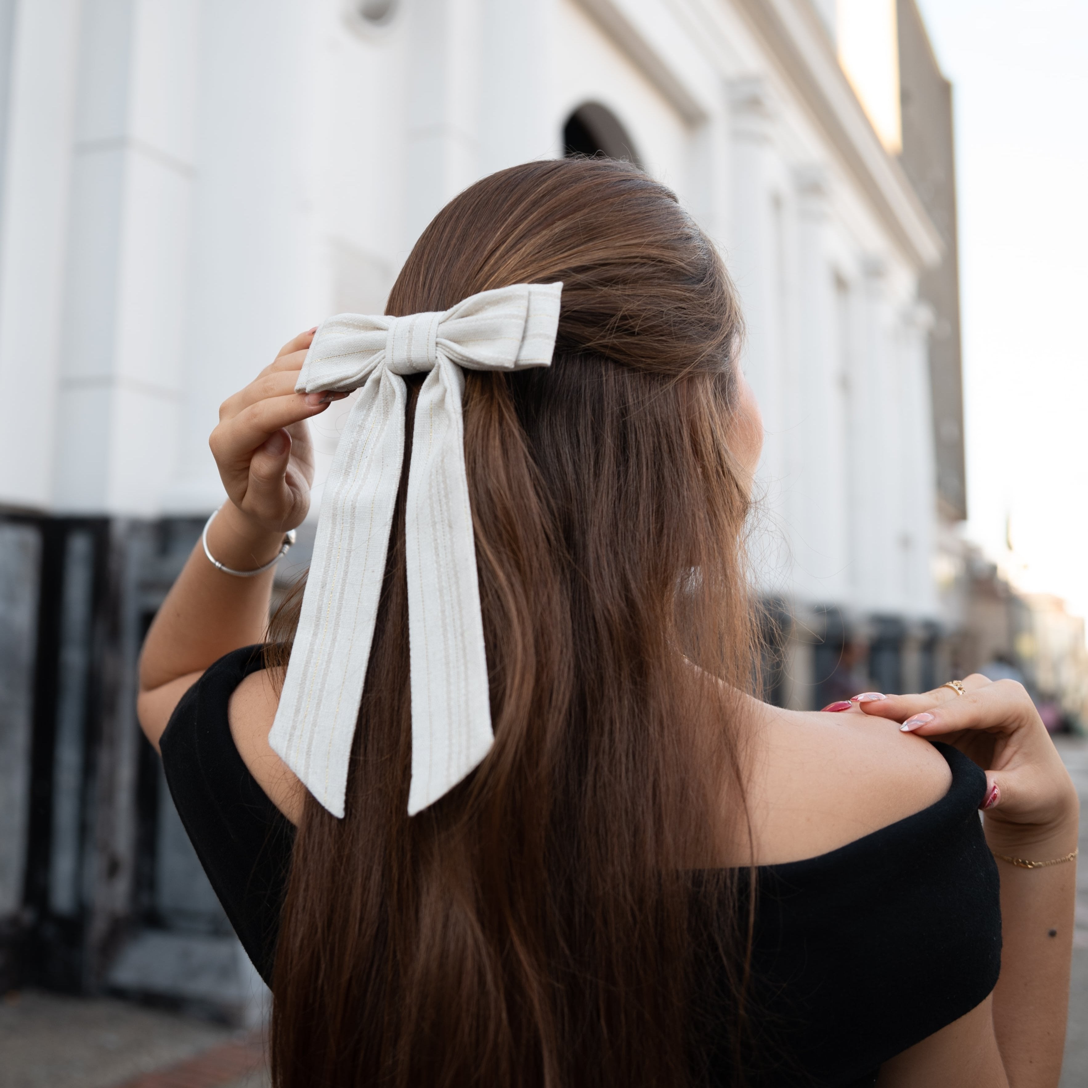 Moño Hannah Lino, estilo clásico para el cabello femenino, accesorio chic de Ghazal Colombia.