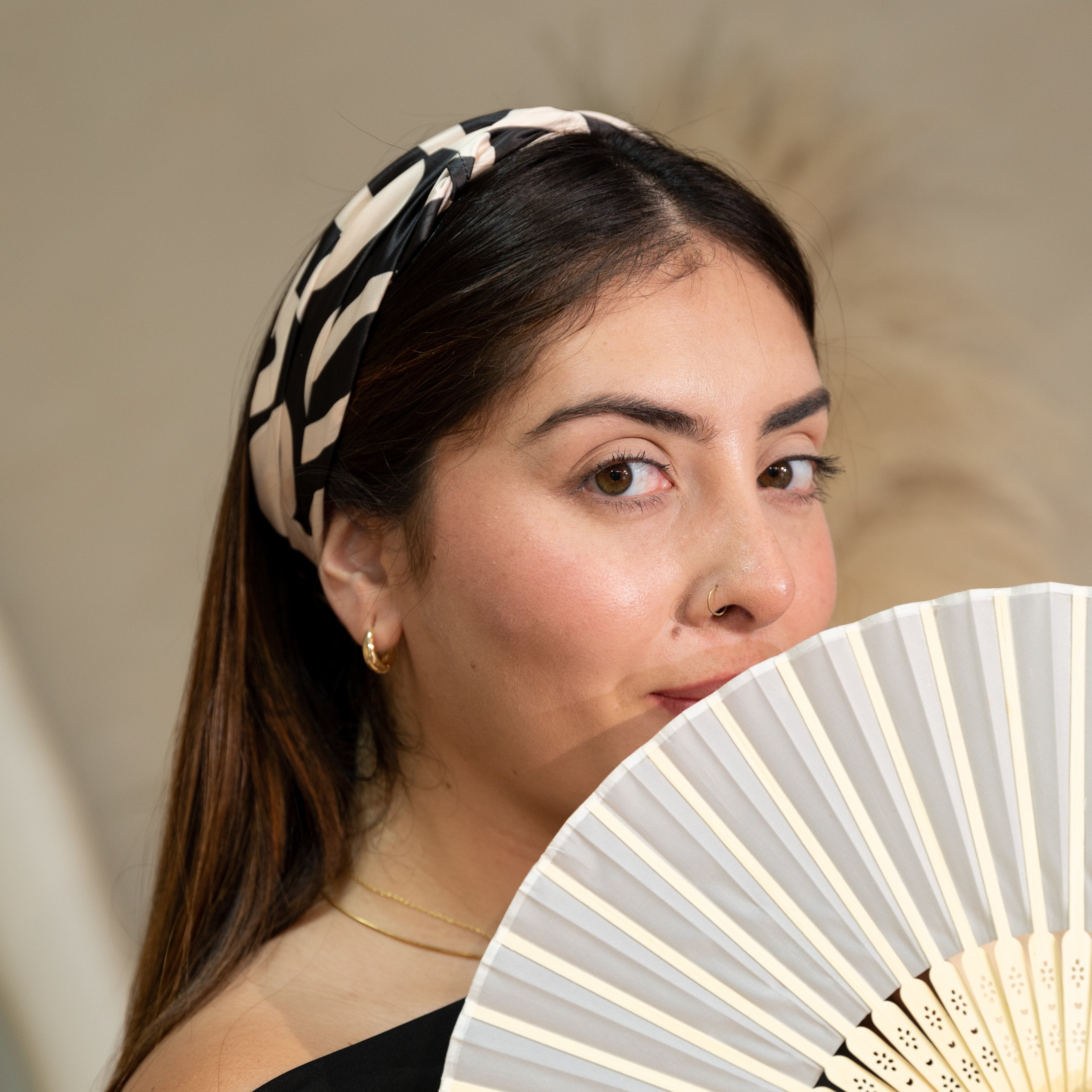 Diseño exclusivo en pañuelo pequeño con corazones, un accesorio ideal para destacar tu estilo, Ghazal Colombia