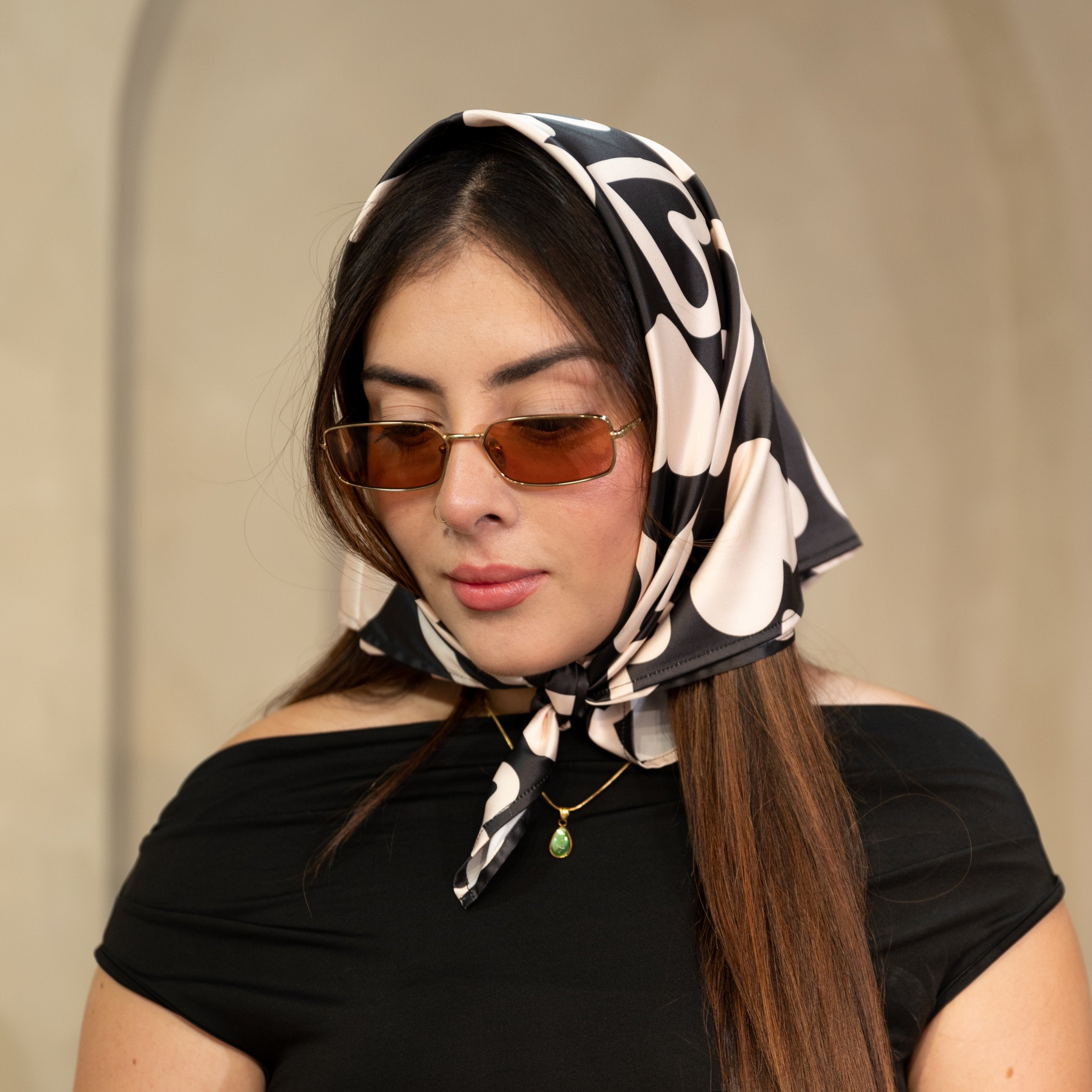 Pañuelo grande con diseño de corazones, un accesorio elegante y versátil de Ghazal Colombia