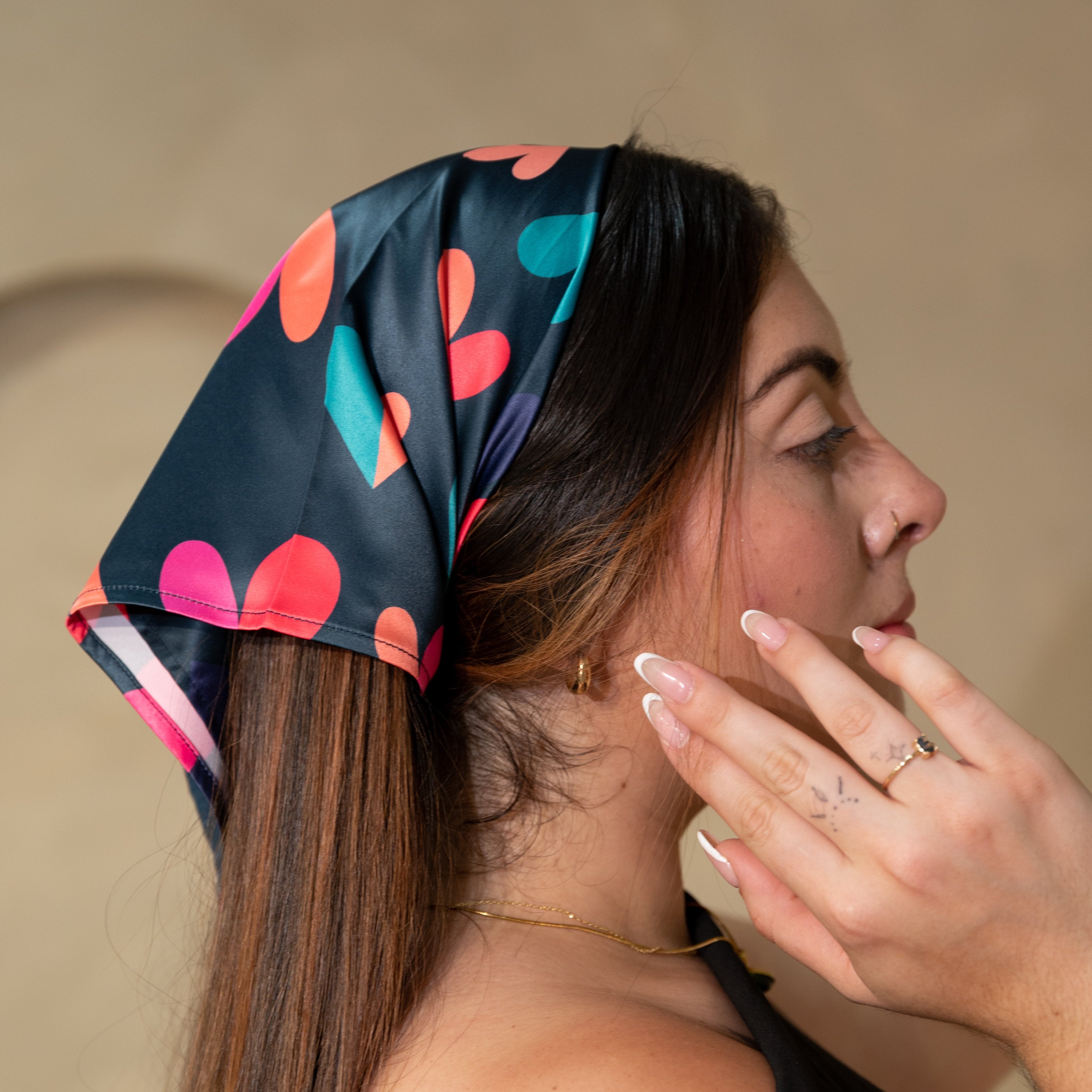 Pañuelo decorativo con diseño de corazones vibrantes, tamaño pequeño, disponible en Ghazal Colombia