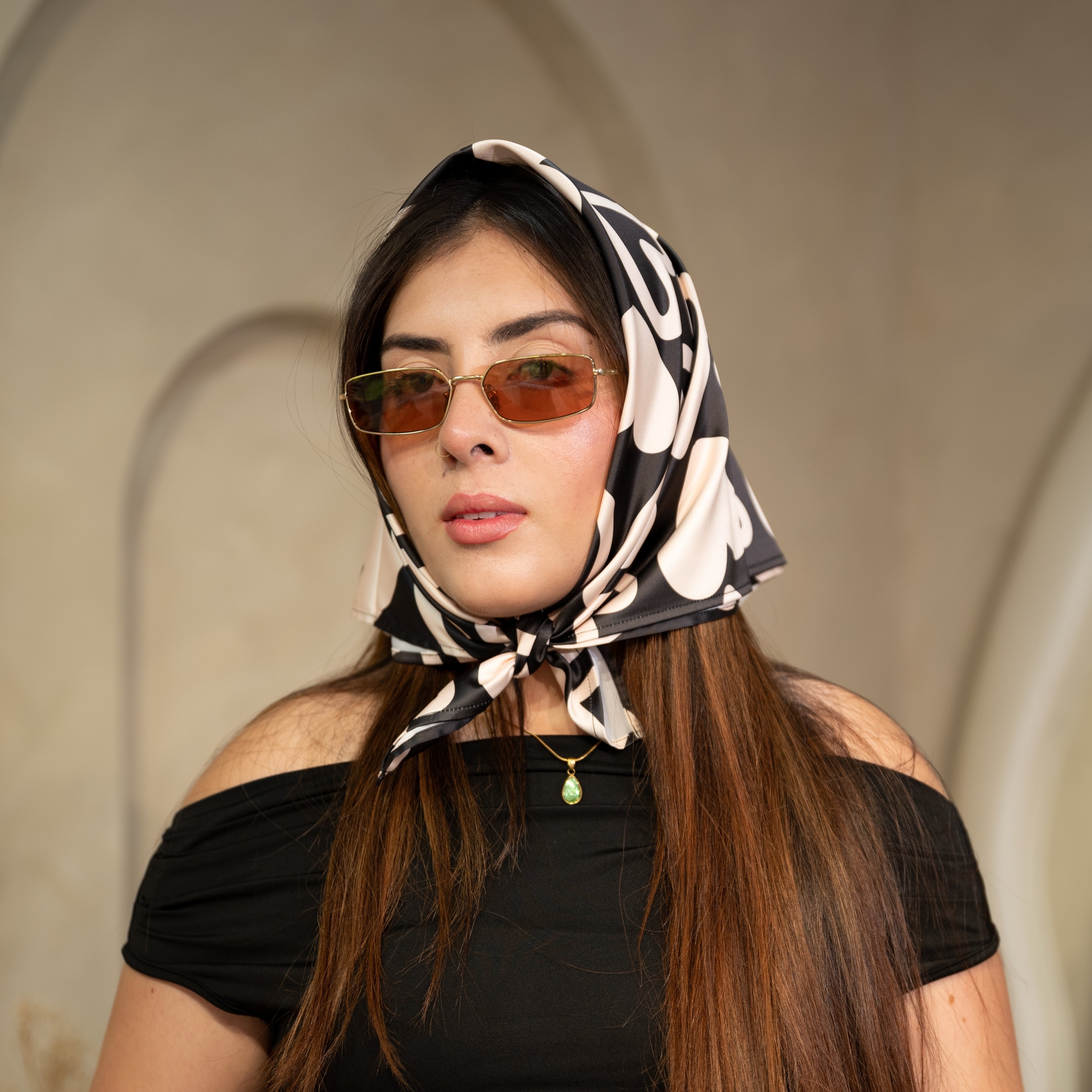 Accesorio femenino, pañuelo grande con estampado de corazones, ideal para looks románticos y modernos, Ghazal Colombia