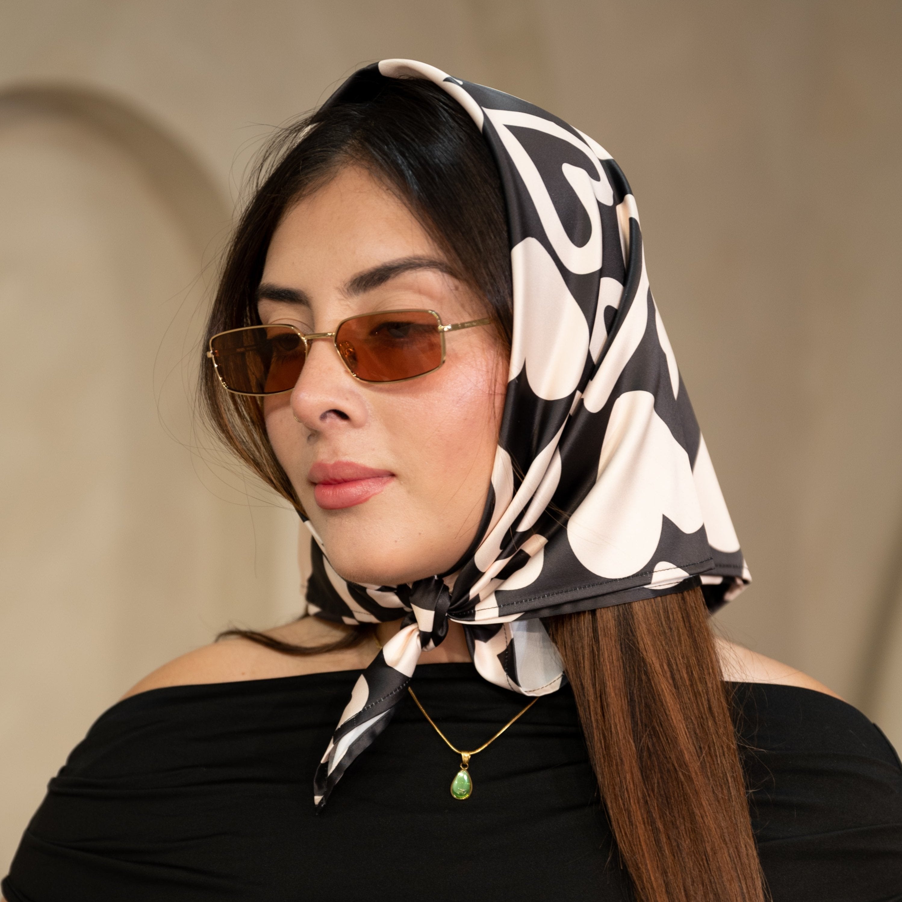 Diseño exclusivo en pañuelo grande con corazones, ideal para un toque sofisticado en cualquier outfit, Ghazal Colombia