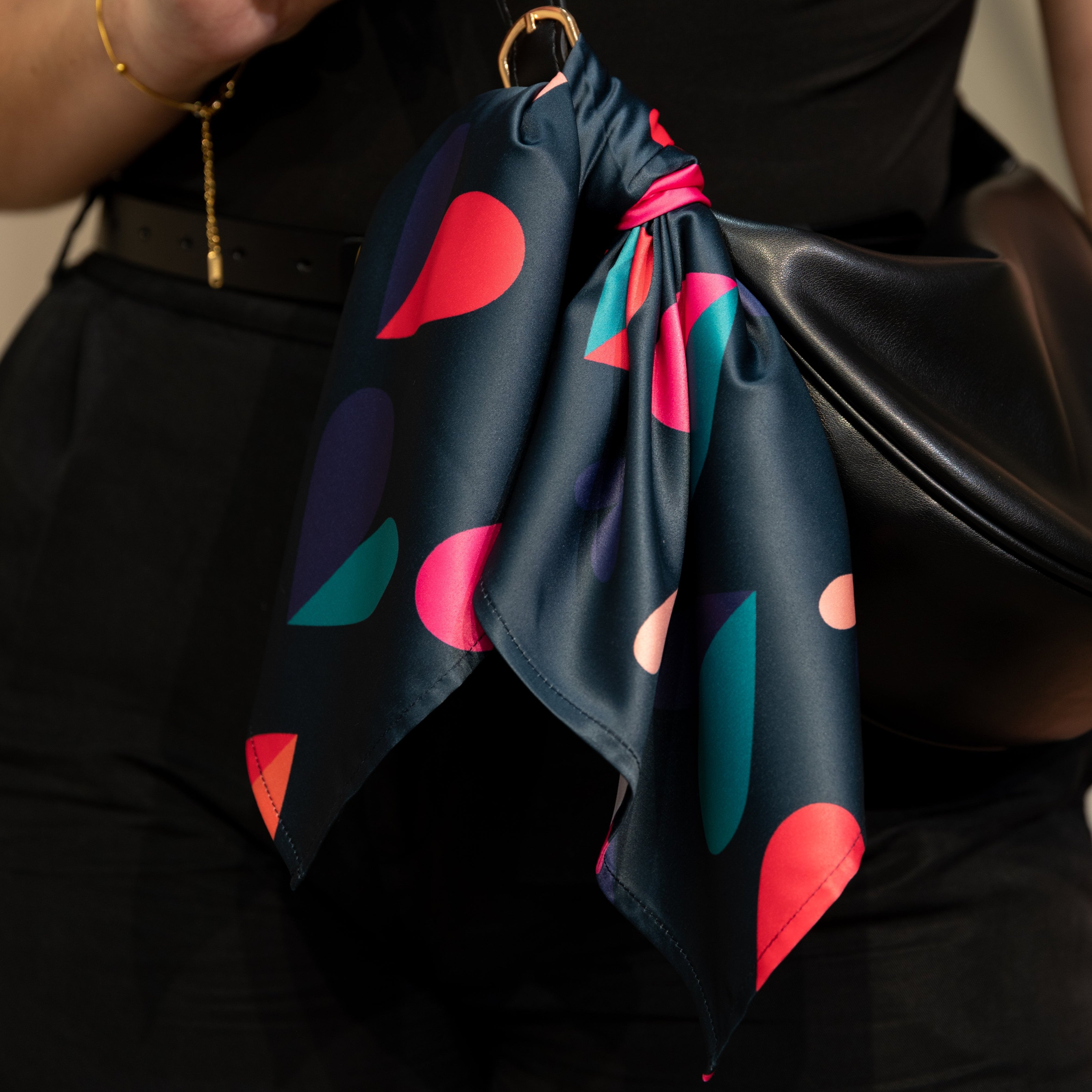 Diseño único en pañuelo pequeño con corazones vibrantes, un accesorio para resaltar tu estilo, Ghazal Colombia.